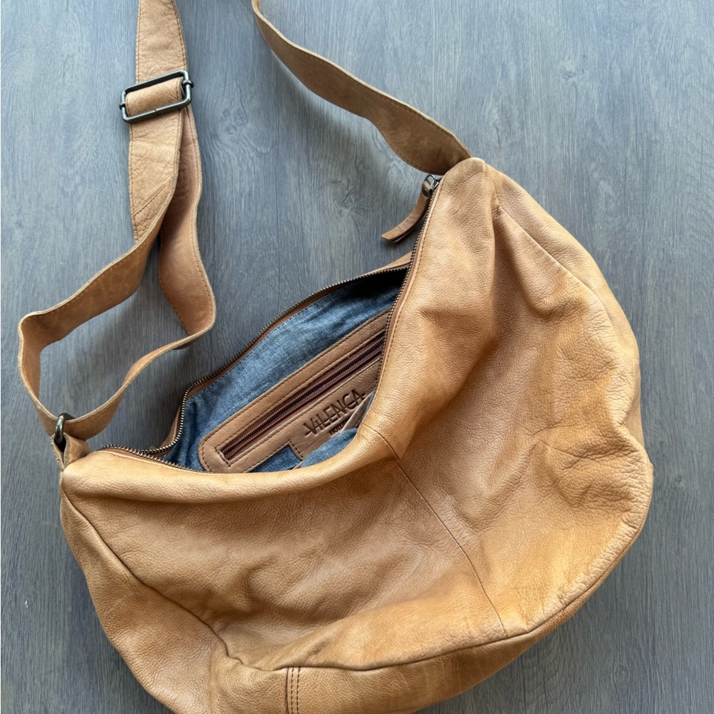 Vilenca Holland Hobo Bag with Slouchy Design and Adjustable Strap - Picture 2 of 8
